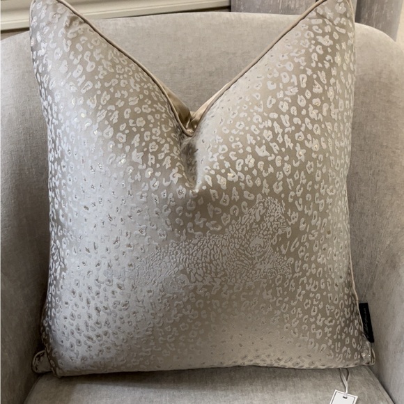 1-NWT CELEBRITY HOME CHEETAH
DECORATIVE PILLOWS (Read description for details) - Picture 15 of 17